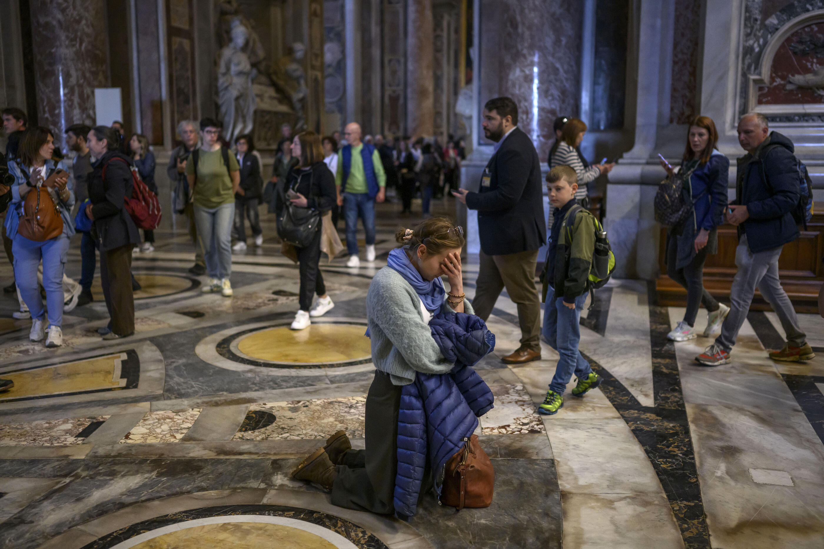 VATICAN CITY, VATICAN - APRIL 25: Faithful pay their respects to the body of Pope Francis lying in state inside St. Peter's Basilica, on April 25, 2025 in Vatican City, Vatican. Pope Francis, who died on April 21 aged 88, is lying in state for a final day ahead of tomorrow's funeral in St. Peter's Square. (Photo by Antonio Masiello/Getty Images)