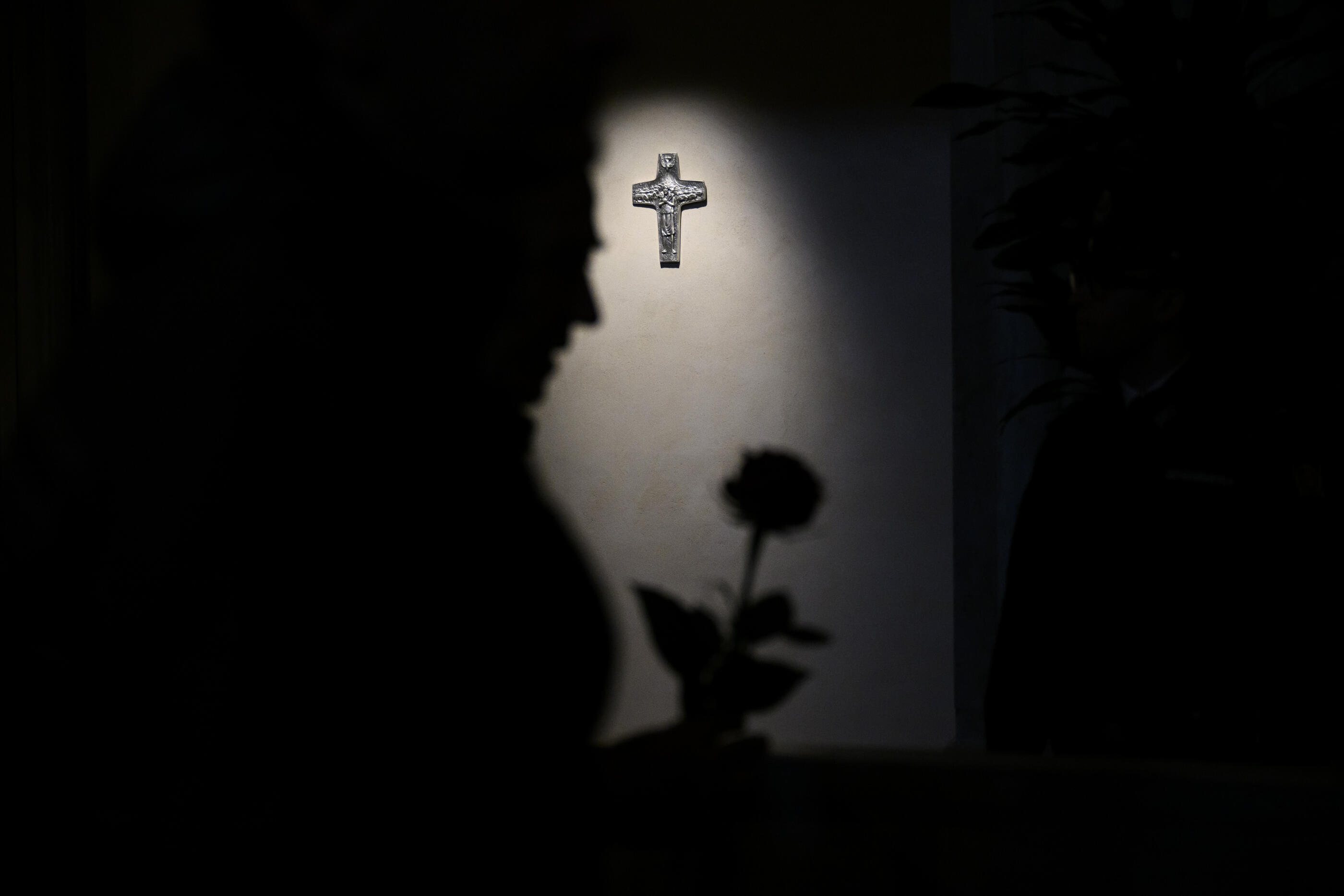 ROME, ITALY - APRIL 27: A faithful brings a rose to the tomb of Pope Francis on the first day of its opening to the public in Santa Maria Maggiore Basilica, on April 27, 2025 in Rome, Italy. Funeral rites for the late Pope Francis are held for nine days after his burial as he is mourned and celebrated by the faithful. During this time, the Vatican prepares for the process to elect a new Pope, known as the Conclave, which must begin within 15 to 20 days of the Pope's death. (Photo by Antonio Masiello/Getty Images)
