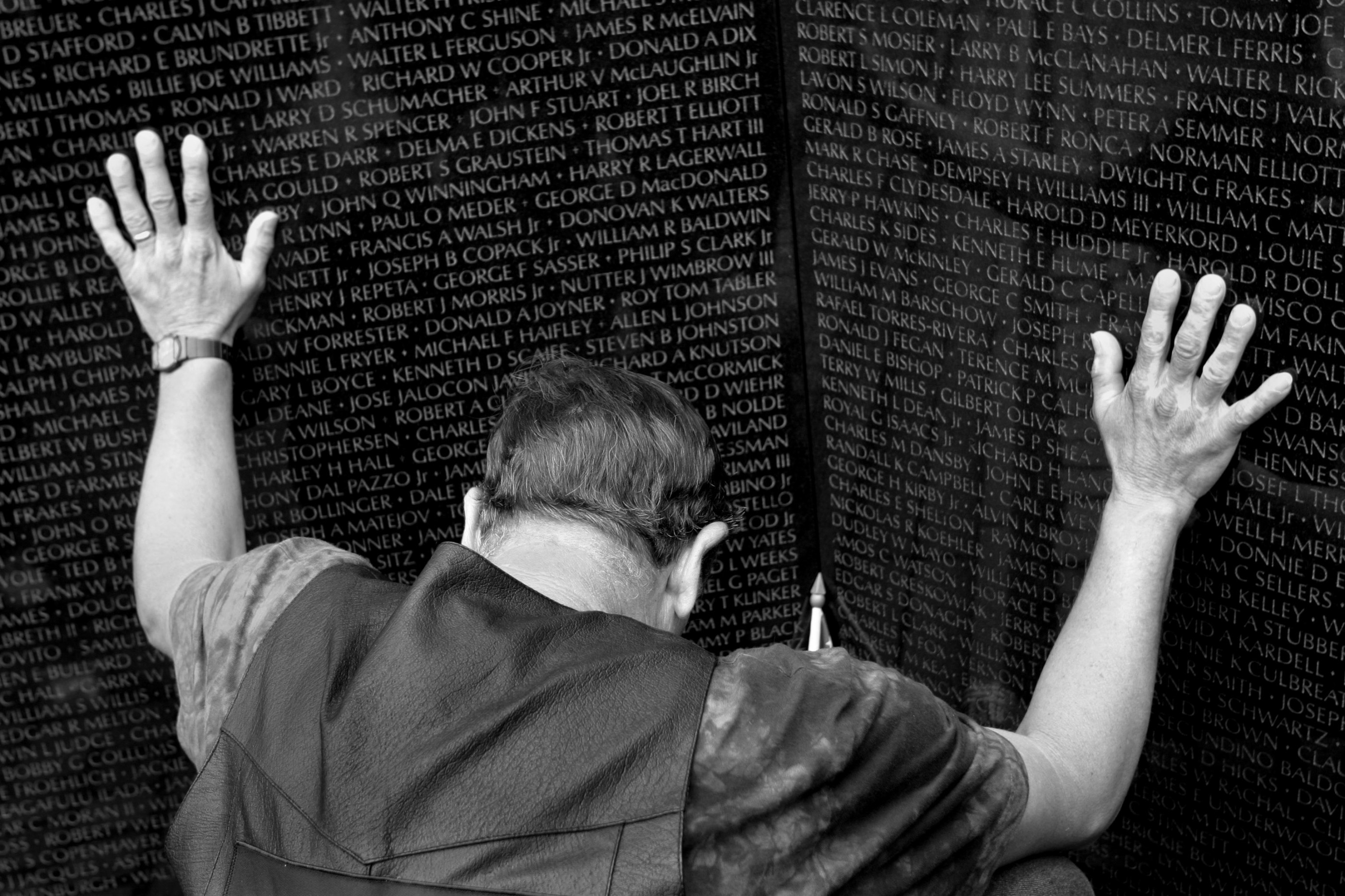 SLUG-ME/MEMORIAL--DATE-5/26/2003--LOCATION- The Vietnam Memorial Wall.--PHOTOGRAPHER-MARVIN JOSEPH/TWP--CAPTION-Hundreds of people pay their respects at the Vietnam Memorial Wall. PICTURED, Robert Starley of Gray, Georgia falls to his knees and weeps as he touches the wall. He was in the Vietnam War from 1968-1969.  (Photo by Marvin Joseph/The The Washington Post via Getty Images)