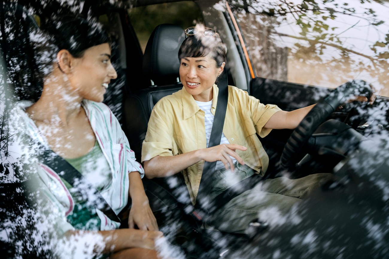 兩位女性朋友一起享受公路旅行