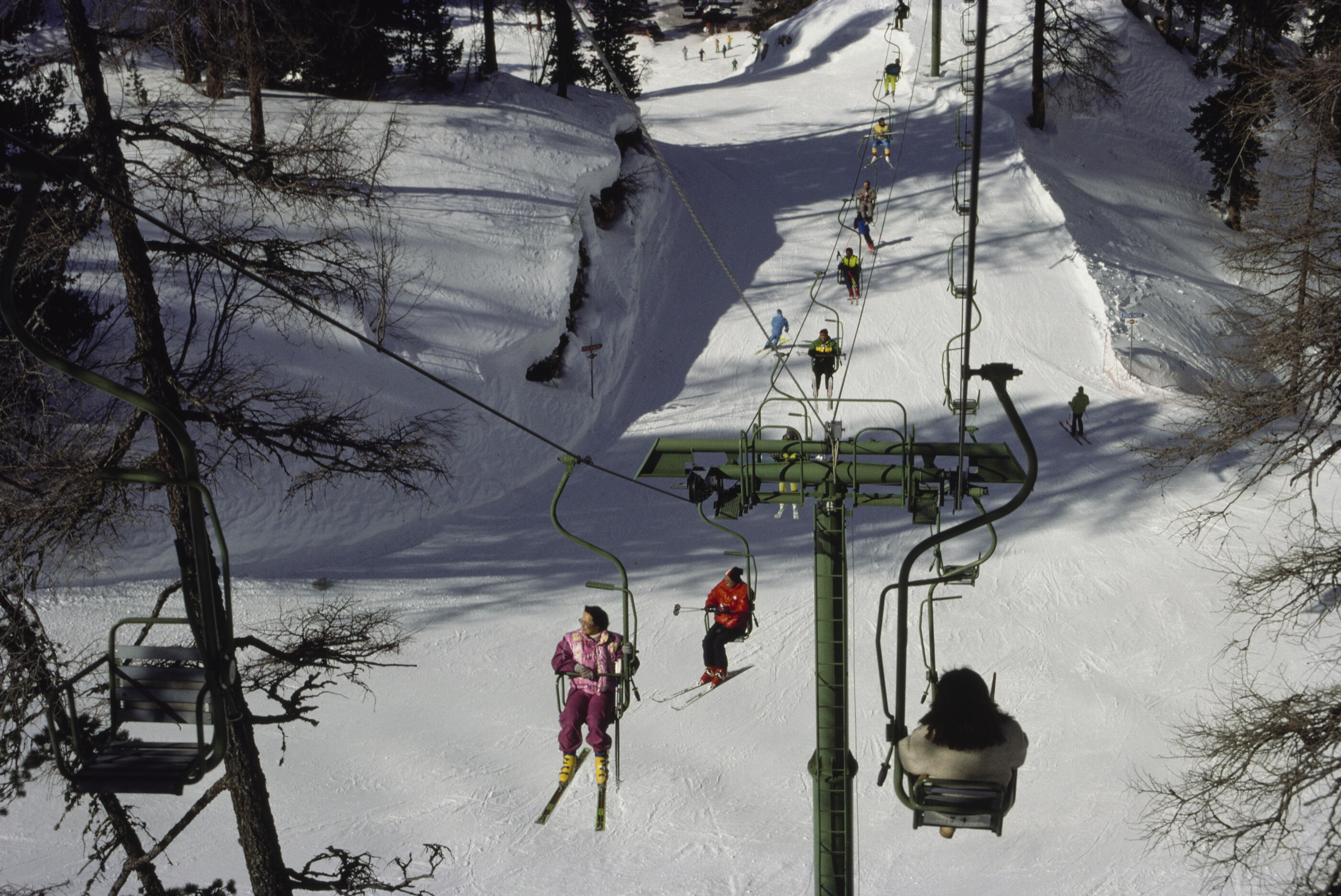 Holidaymakers using a ski lift on the slopes near Cortina d'Ampezzo, Italy, 1988. (Photo by Slim Aarons/Getty Images)