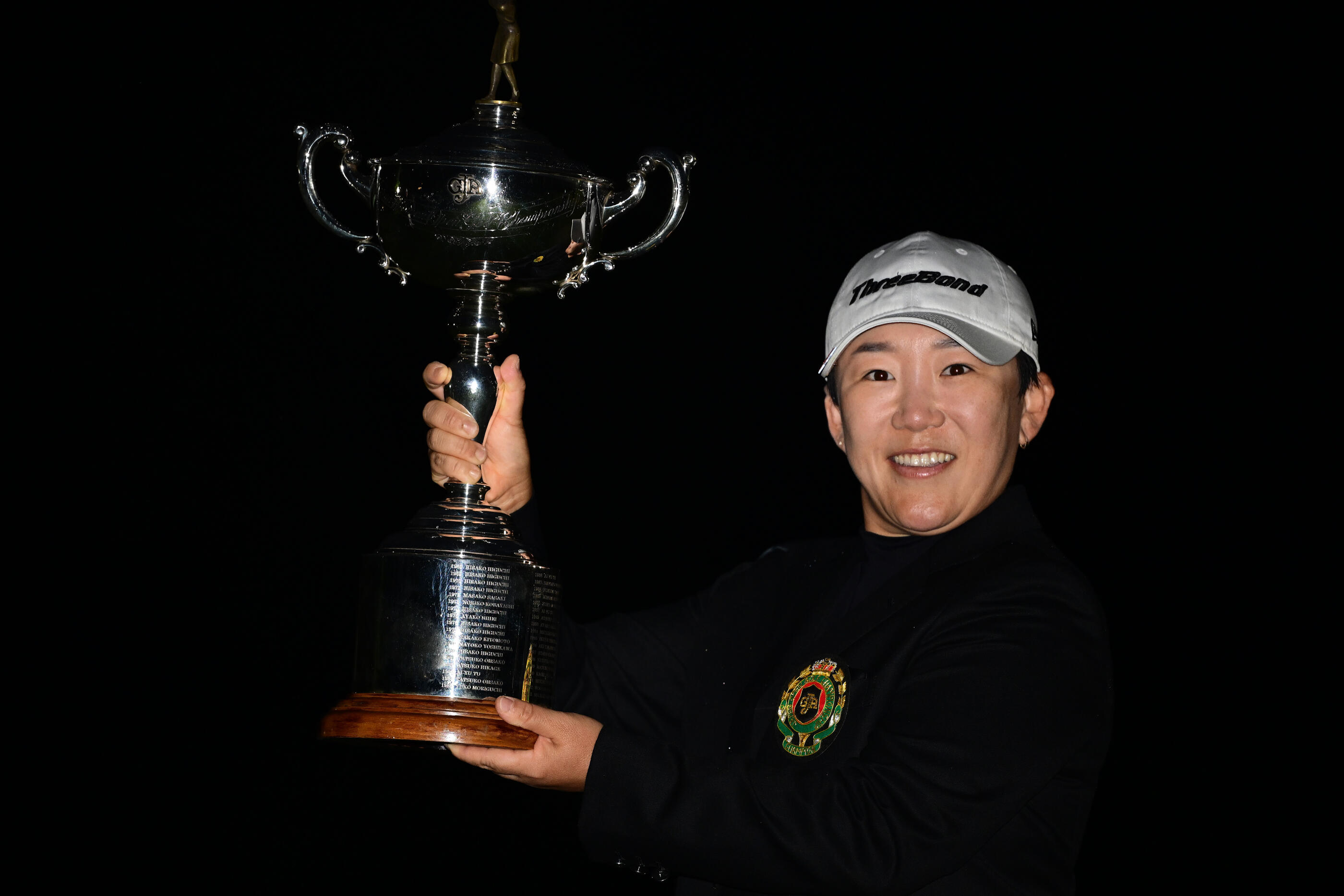 TAKARAZUKA, JAPAN - OCTOBER 04: (EDITORIAL USE ONLY) Jiyai Shin of South Korea celebrates with the trophy after the final round of Japan Women's Open Golf Championship at Takarazuka Golf Club Old Course on October 04, 2026 in Takarazuka, Hyogo, Japan. (Photo by Atsushi Tomura/Getty Images)