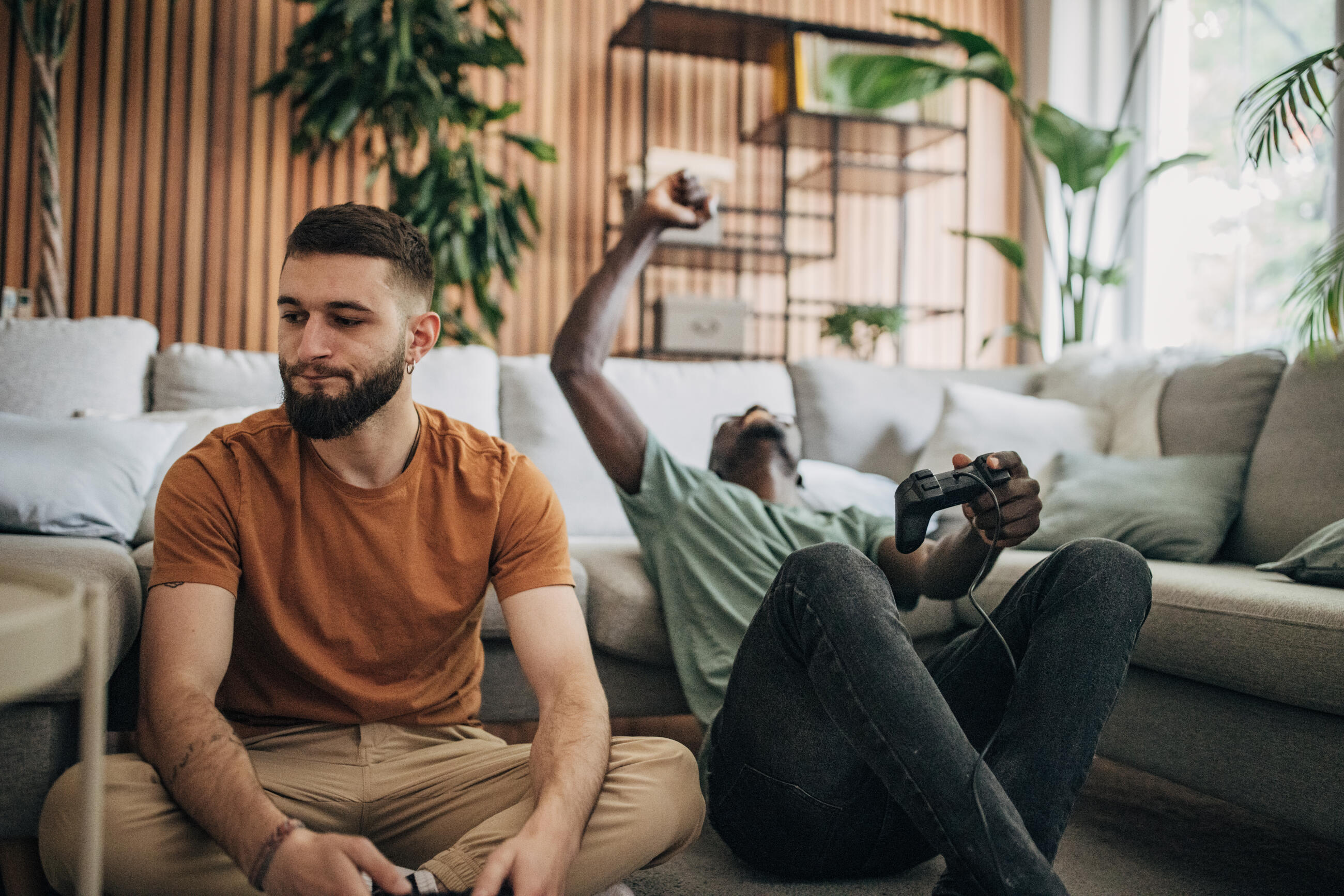 Freunde spielen ein Videospiel