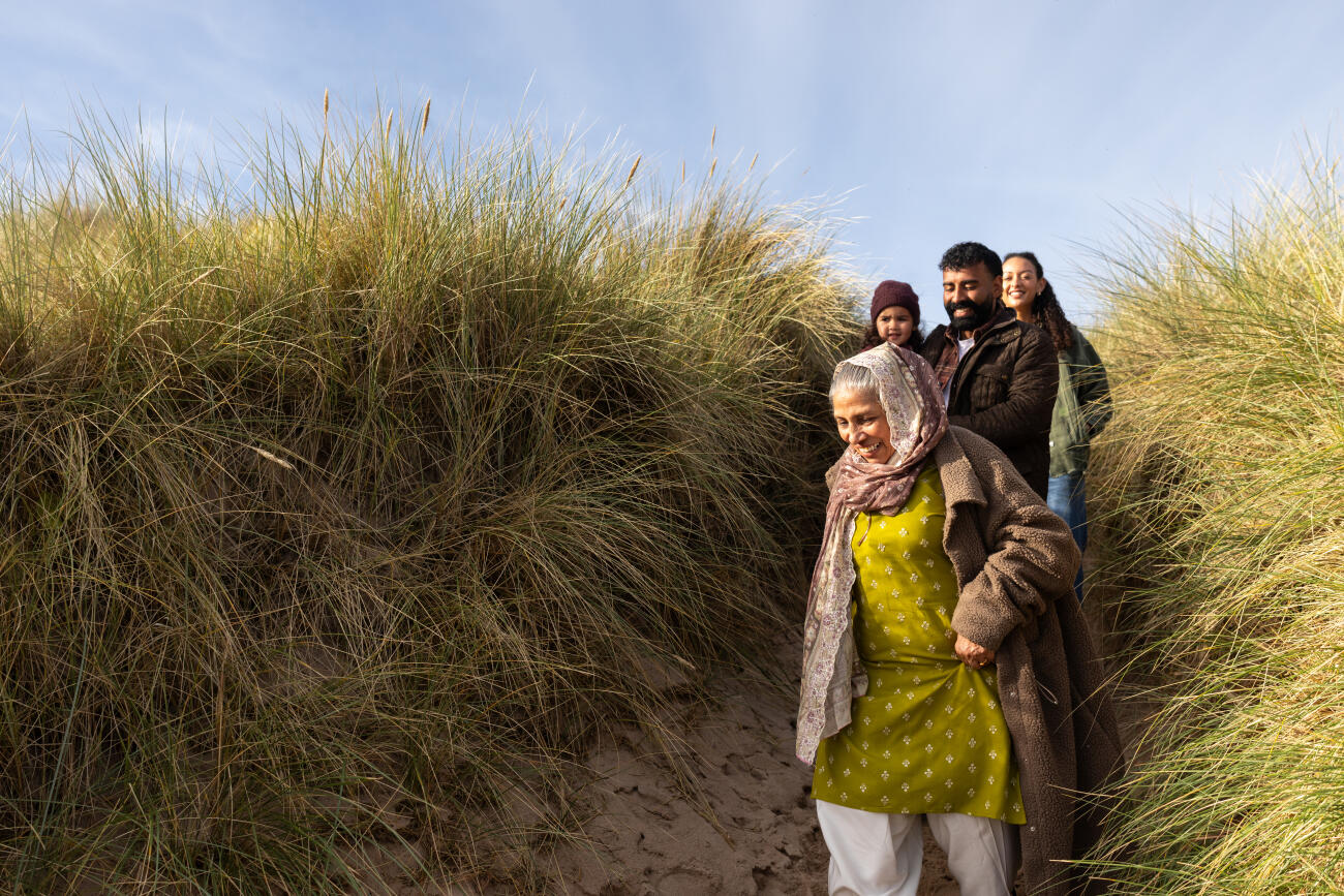 家庭漫步至海灘