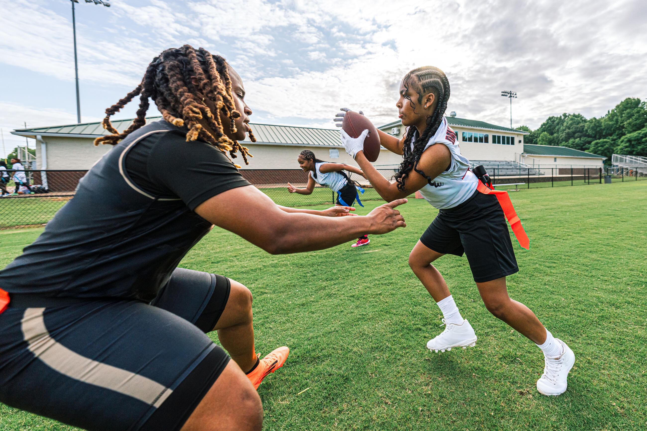Mädchen-Flag-Football-Team beim Üben