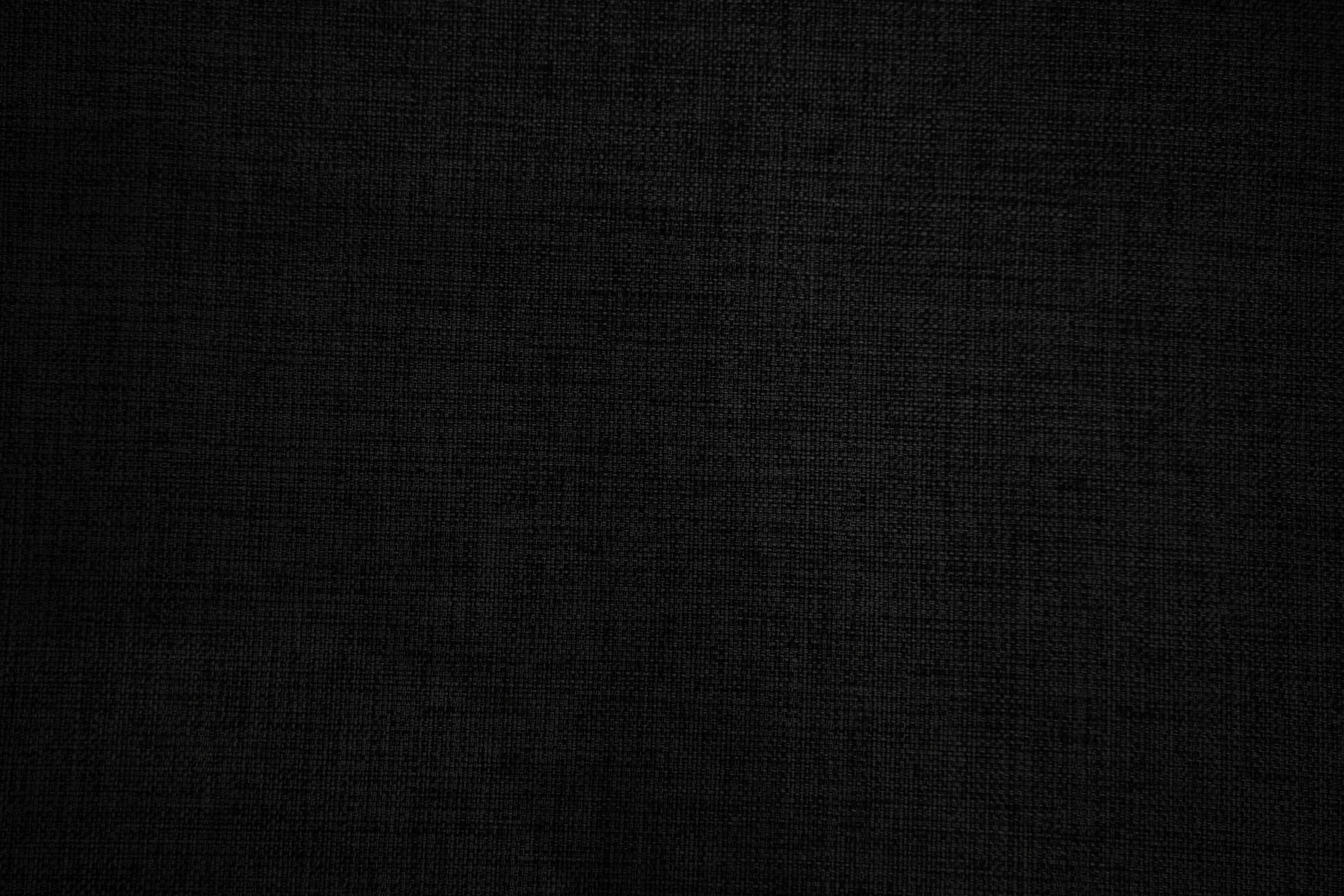 Stoff aus schwarzem Textilgewebe im Stil eines Fußballtrikots.