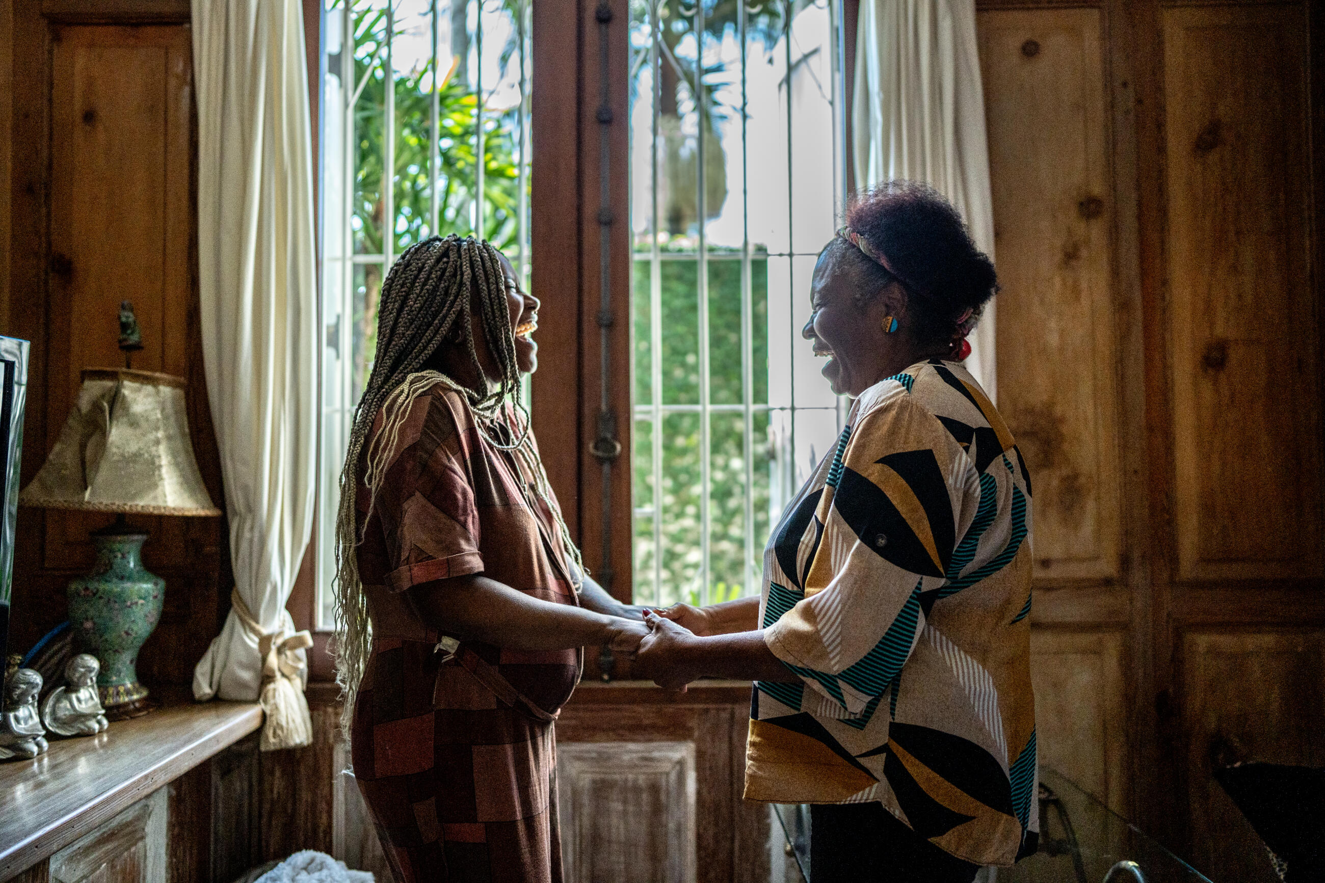 Pregnant woman talking to her mother at home