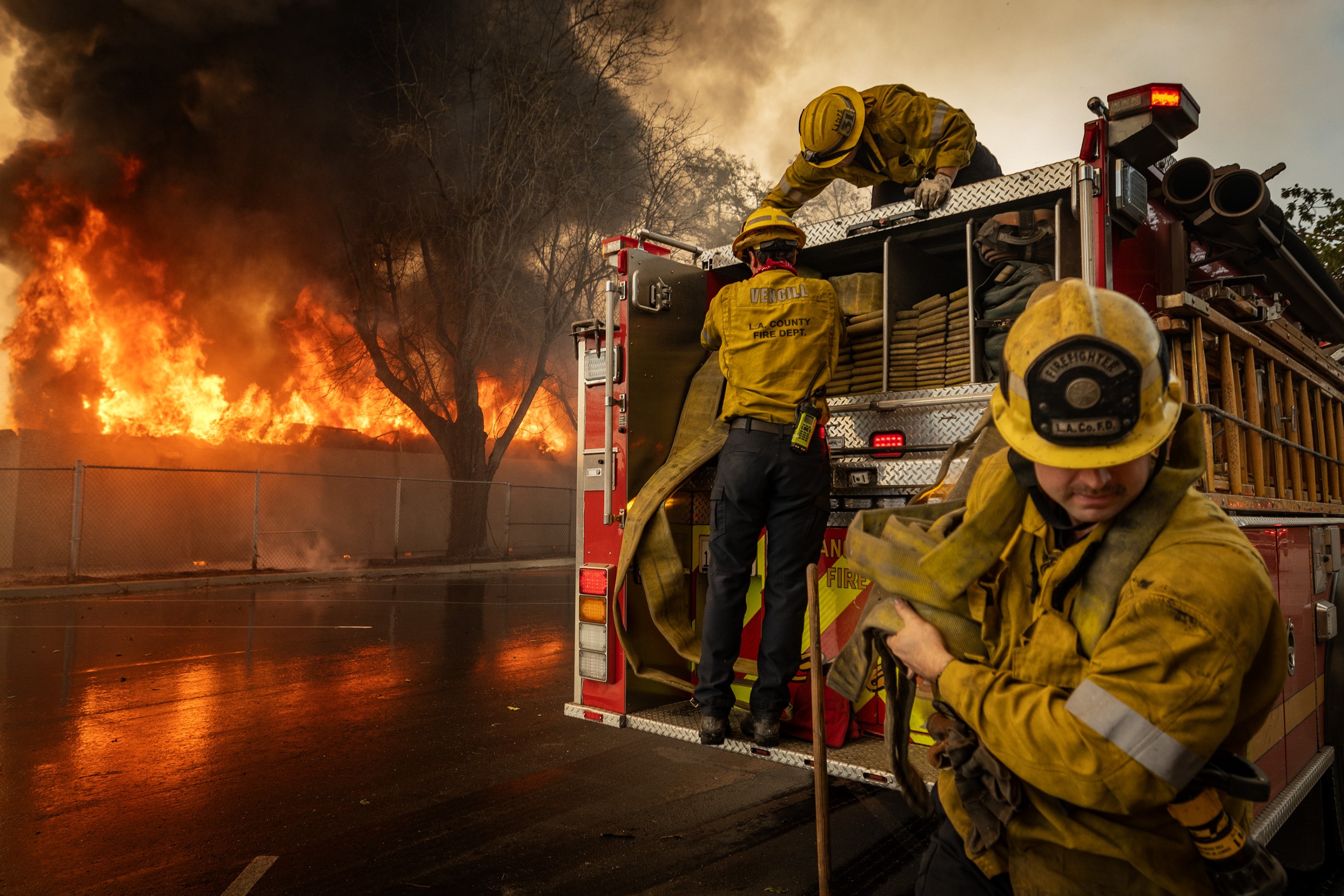 ALTADENA CA jan.09, 2025 :  Firefighters work to put out a fire that broke out at the Altadena Golf Course Jan.09, 2025. Today, as the winds have died down, fewer structures are catching fire.  (Photo by Barbara  Davidson for the Washington Post)