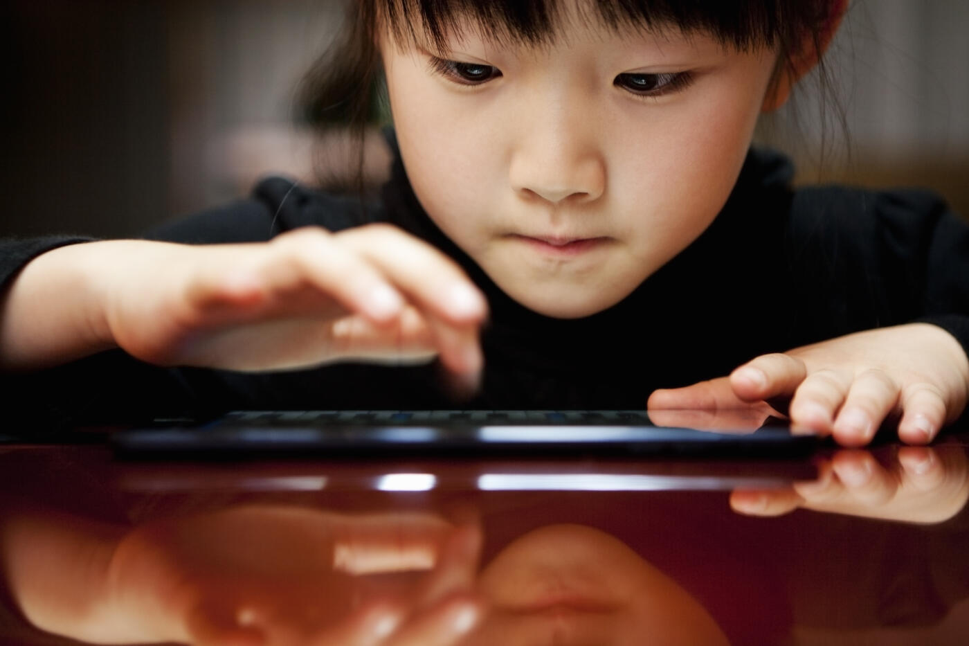 a girl playing the piano, using the app of the 7-inch tablet, tablet computer mini.