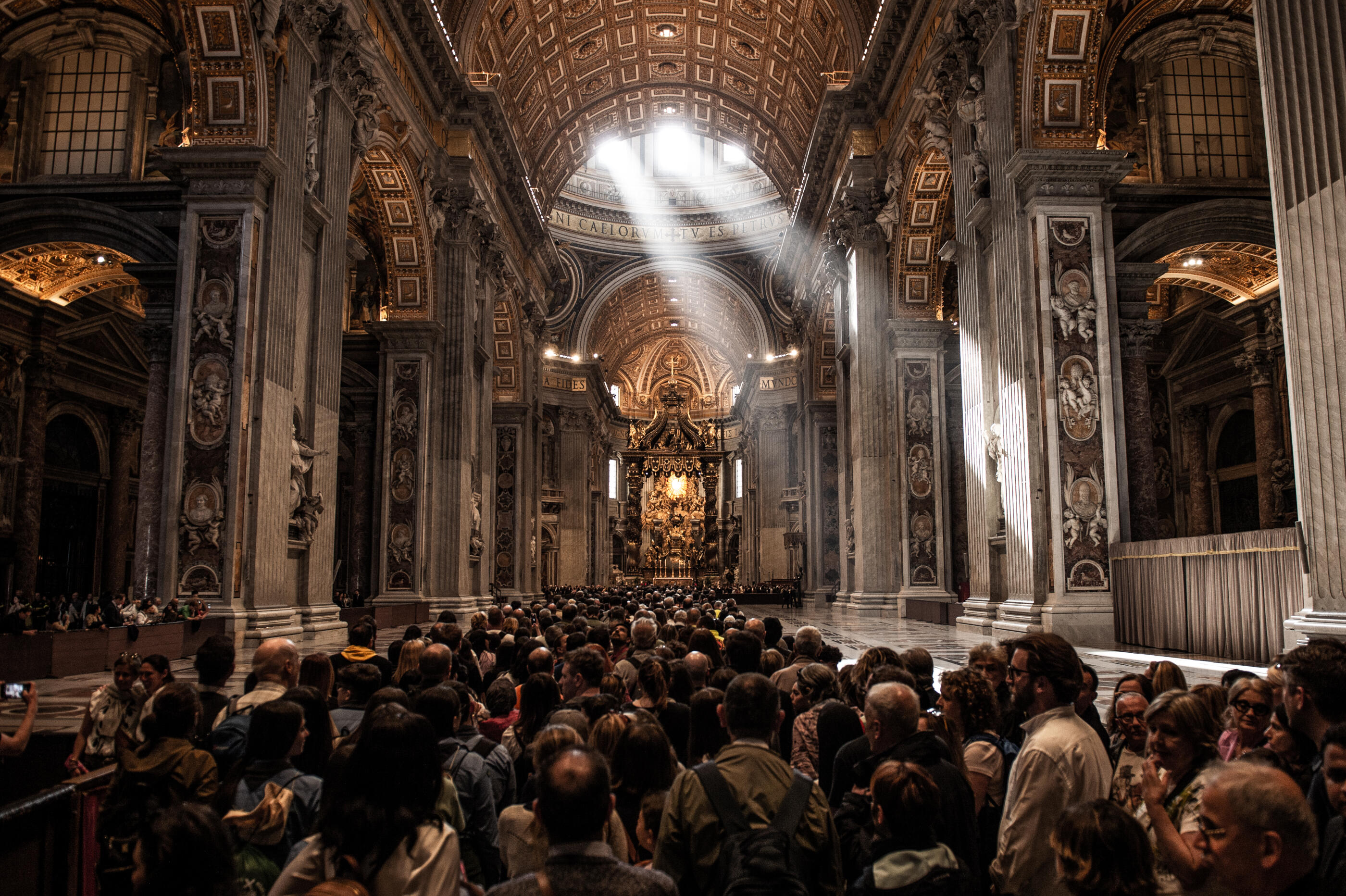 VATICAN CITY, VATICAN - APRIL 25: People in line during the last day of the faithful's visit to the coffin of Pope Francis at St. Peter's Basilica on April 25, 2025 in Vatican City, Vatican. Pope Francis, who died on April 21 aged 88, is lying in state for a final day ahead of tomorrow's funeral in St. Peter's Square. (Photo by Ivan Romano/Getty Images)