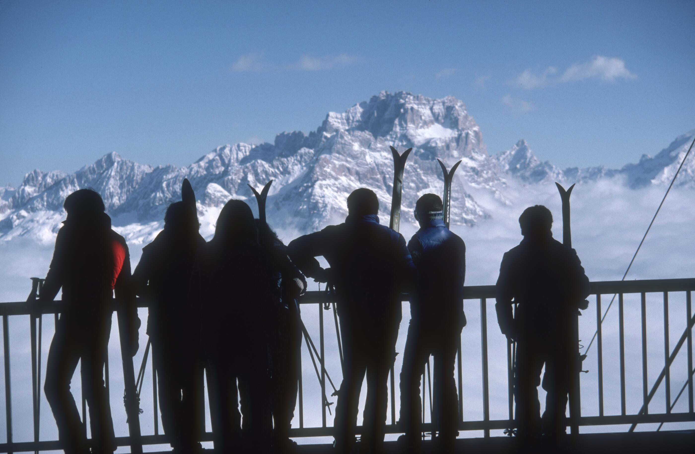 A group of skiers admire the view across the valley at Cortina d'Ampezzo, Italy, March 1982. (Photo by Slim Aarons/Hulton Archive/Getty Images)