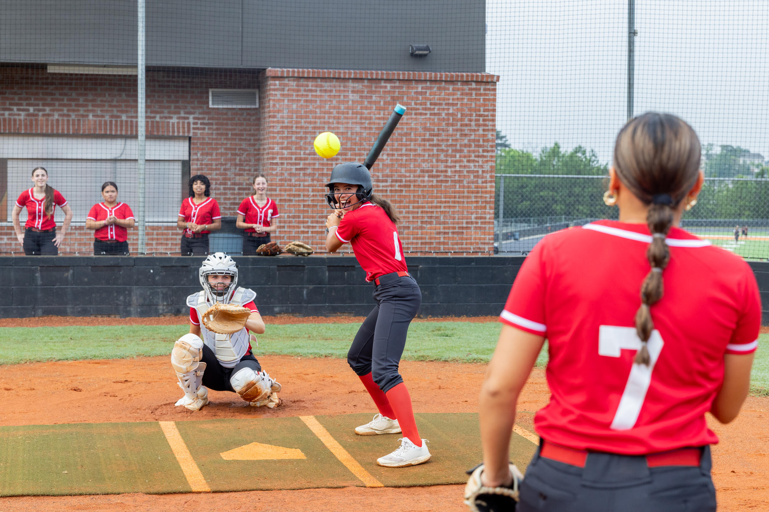 Softball-Team einer Kleinstadt beim Spielen im Sportkomplex