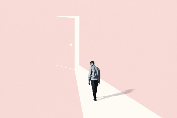 ภาพจาก Getty Images ผู้ชายกำลังเดินผ่านประตู