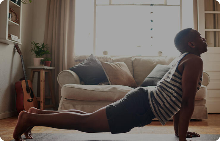 Bức ảnh chụp một chàng trai trẻ đang tập yoga tại nhà vào ban ngày